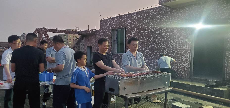 2023年劳动节烧烤团建：团队协作与美味同在!