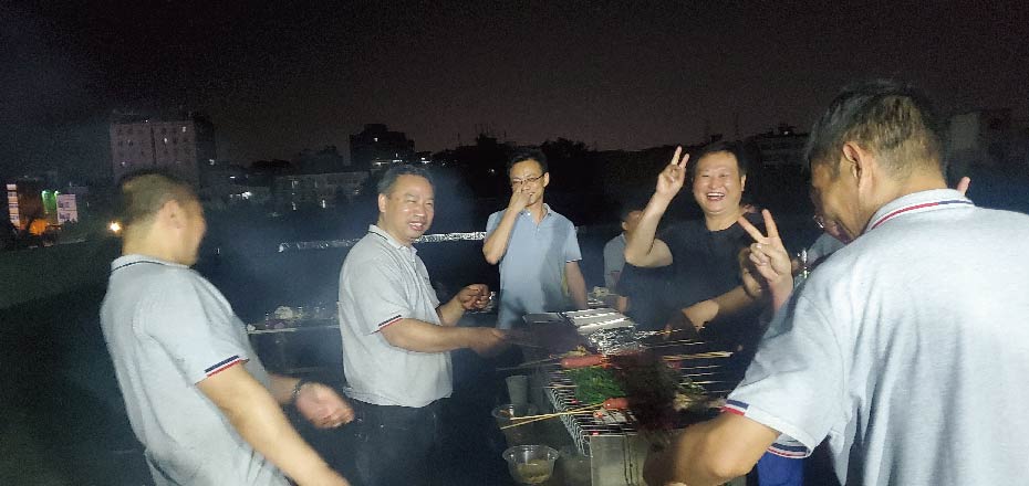2023年劳动节烧烤团建：团队协作与美味同在!